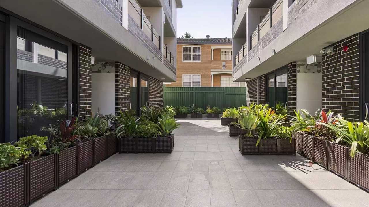 Unfurnished room studio flat for rent