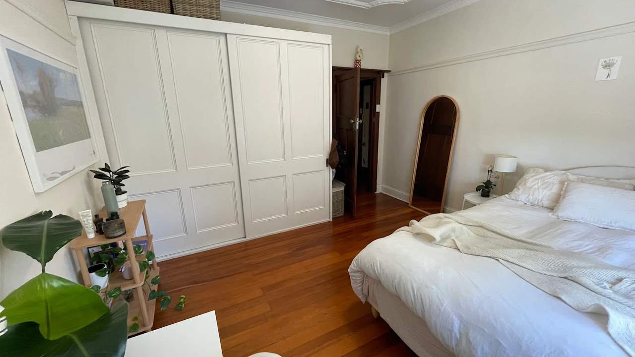 Furnished room in a flatshare