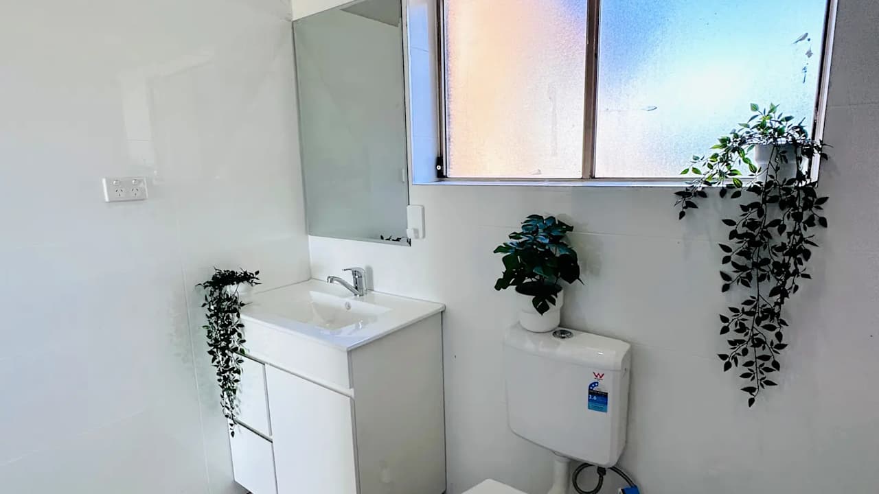 Furnished room with ensuite in a flatshare