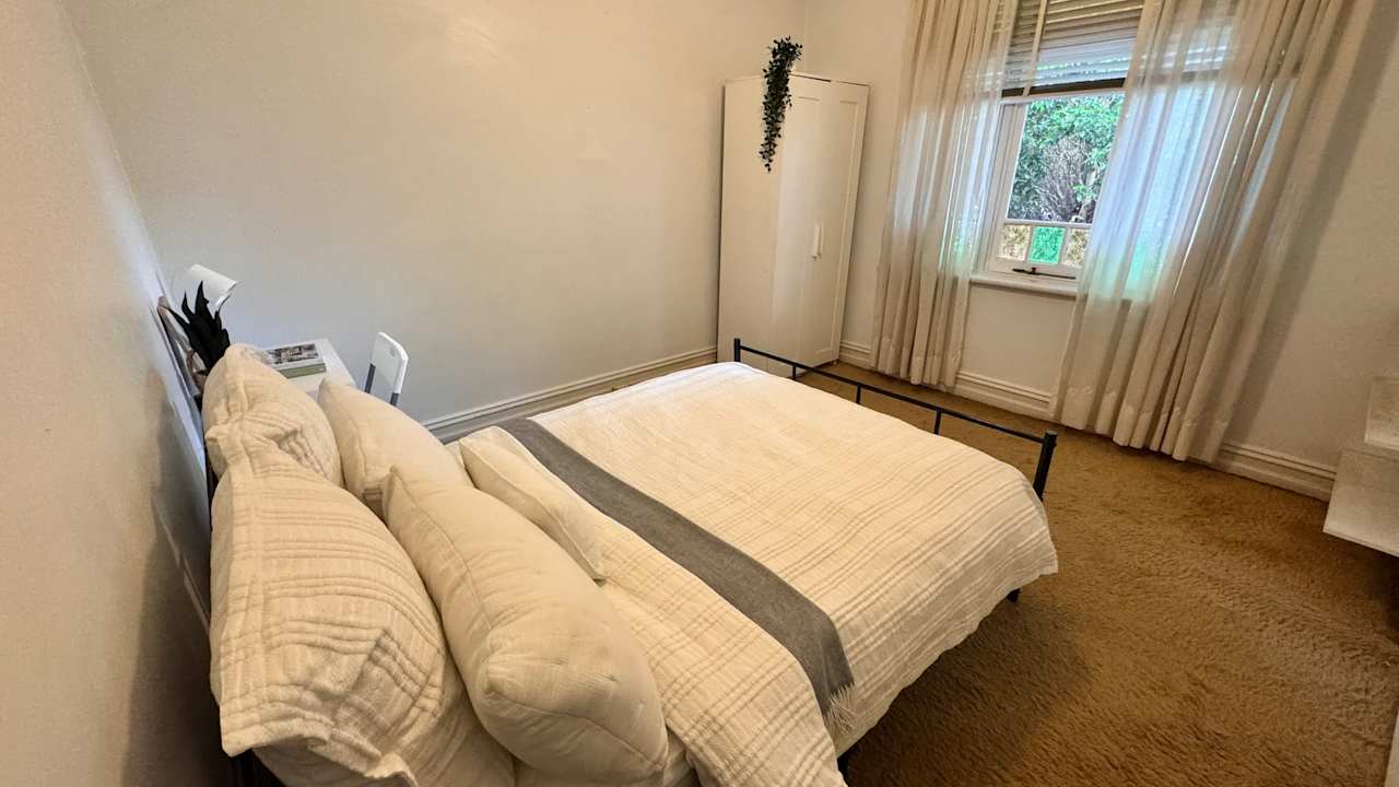 Furnished room in a flatshare