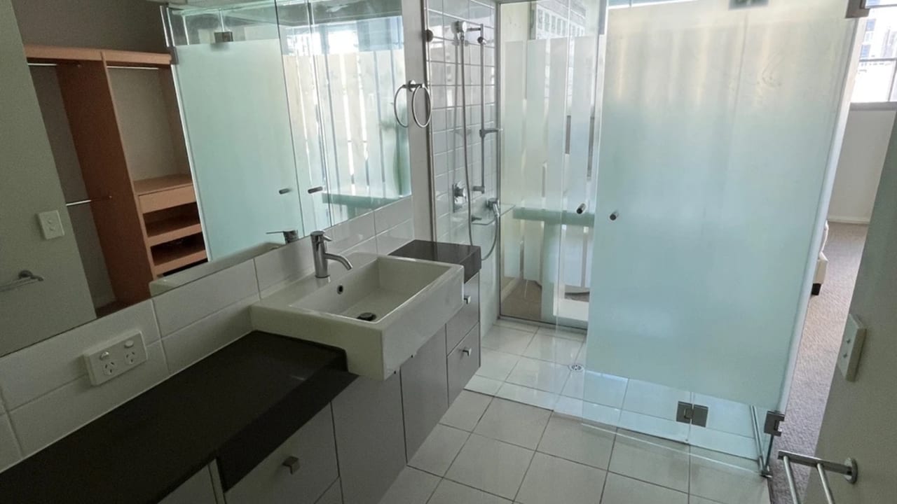 Furnished room with ensuite in a flatshare