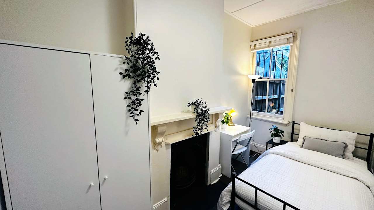 Furnished room in a flatshare