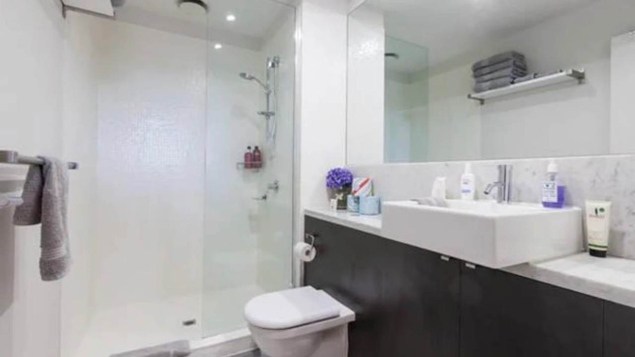 Furnished room with ensuite in a flatshare