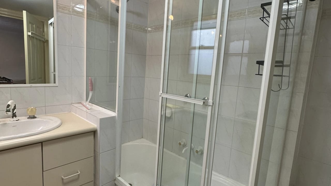 Furnished room with ensuite in a flatshare