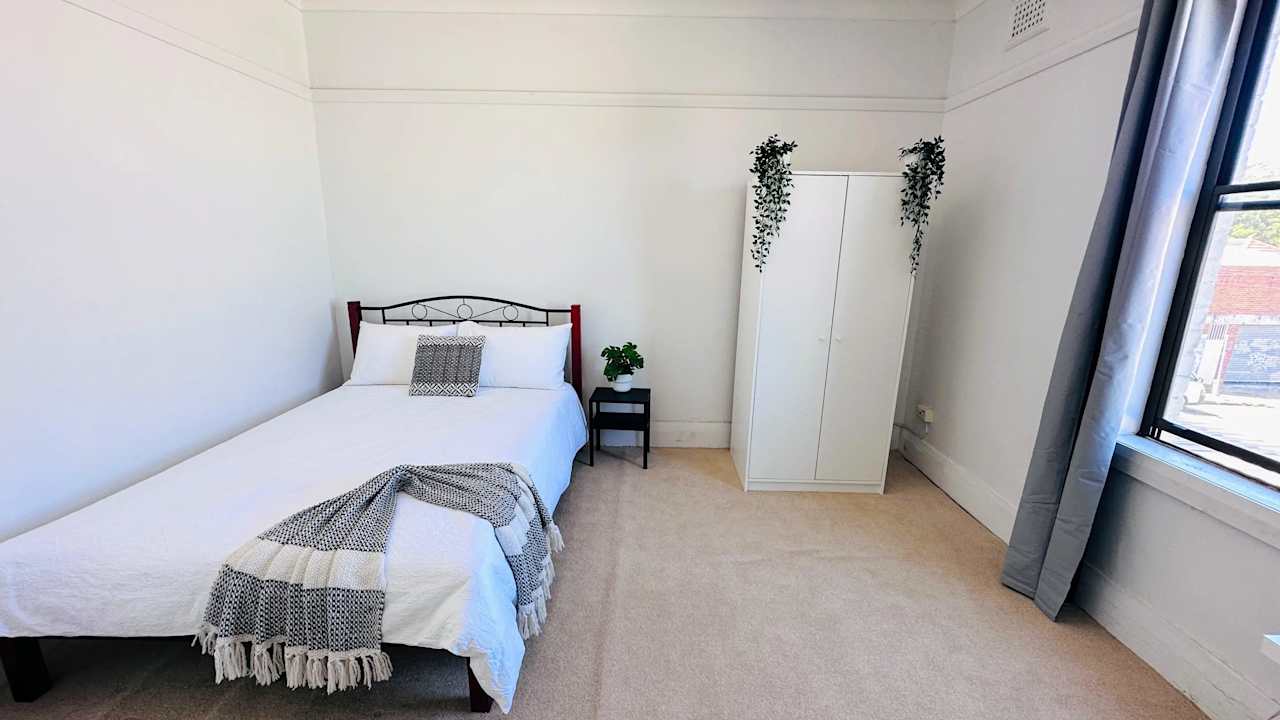 Furnished room in a flatshare
