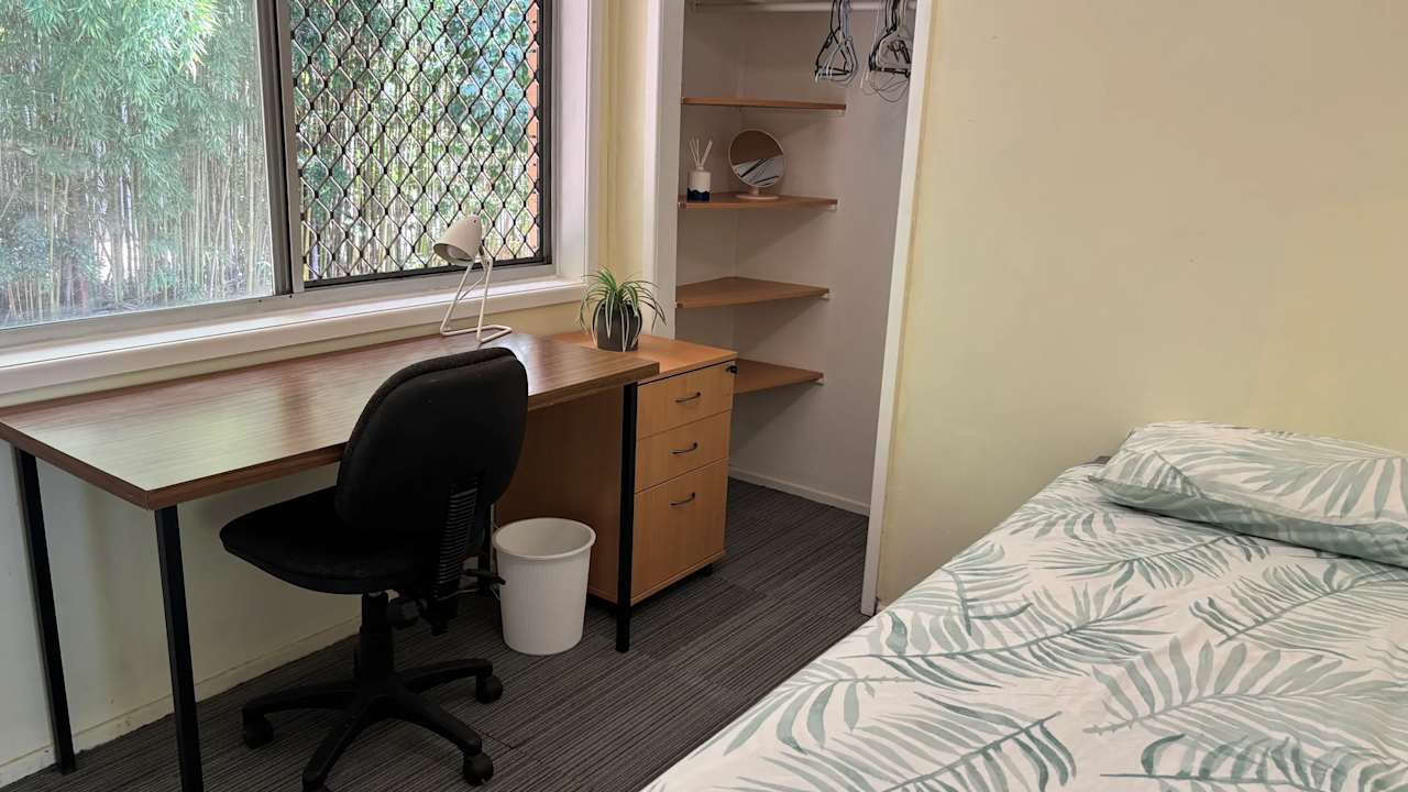 Furnished room in a flatshare