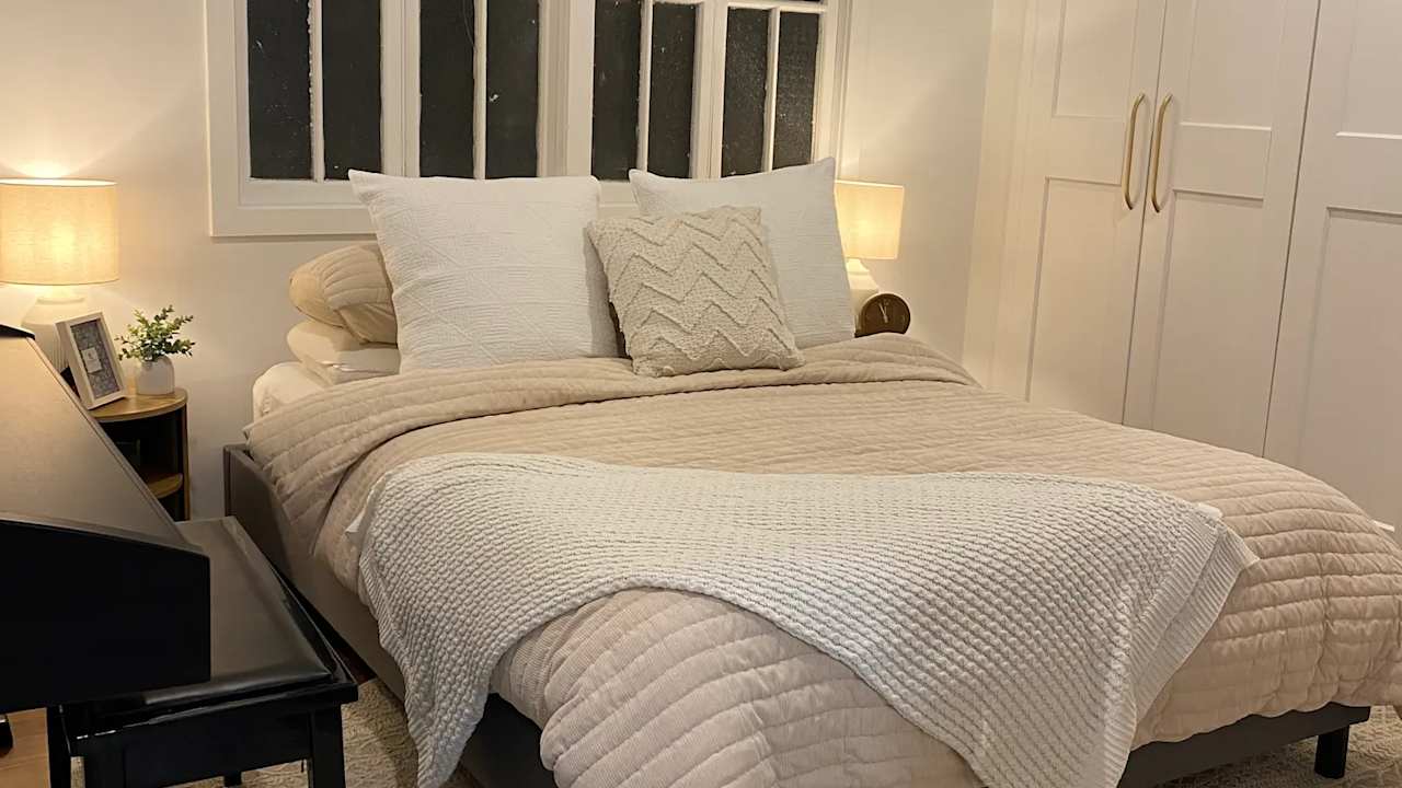 Furnished room in a share house