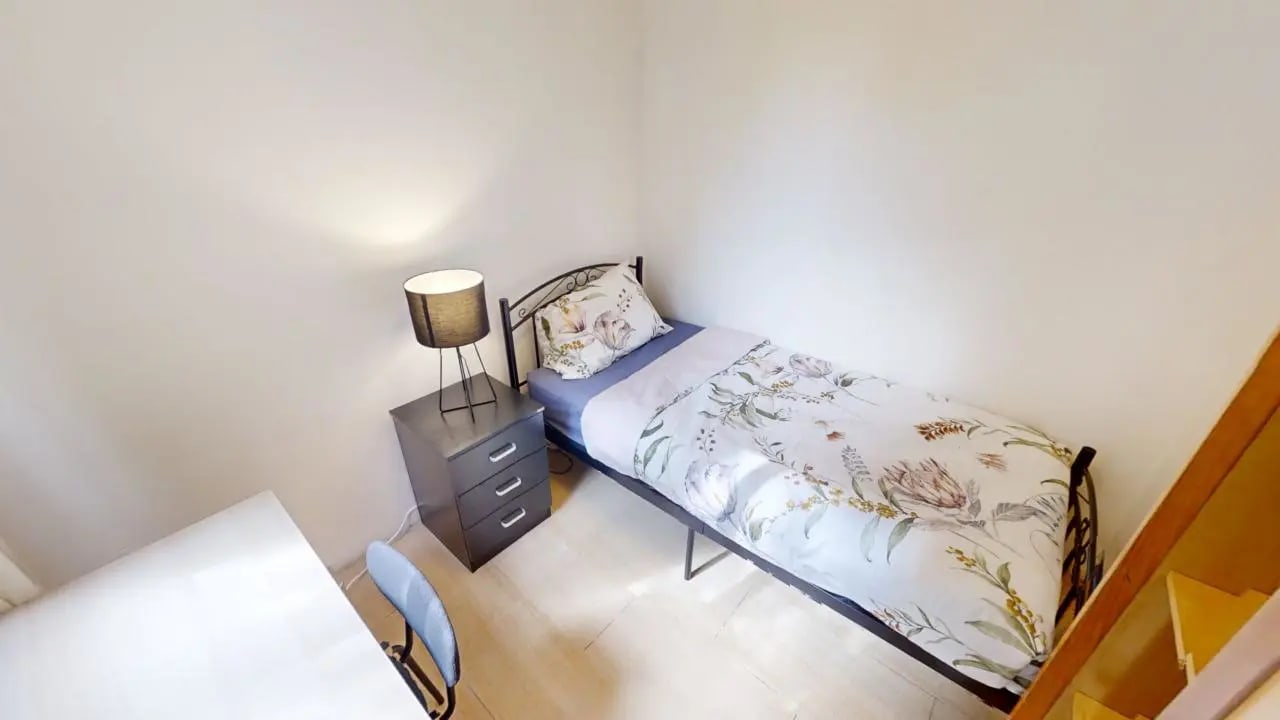 Furnished room in a share house