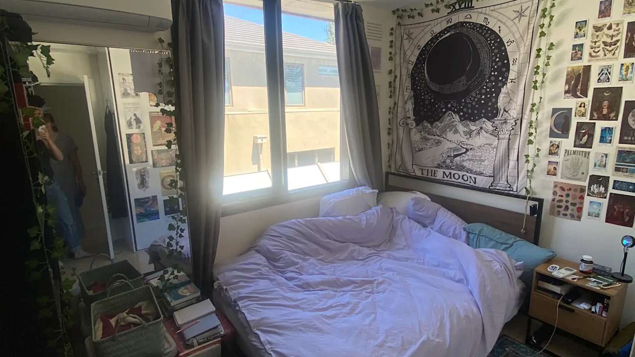 Furnished room in a share house