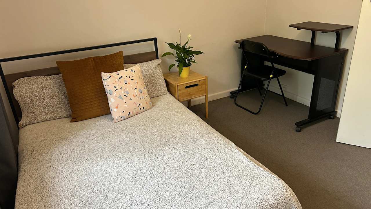 Furnished room in a flatshare