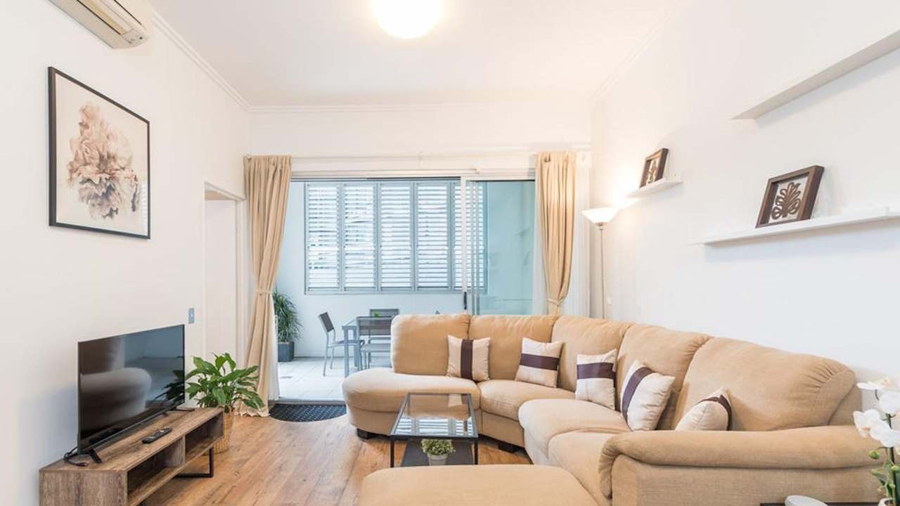 Furnished room with ensuite in a flatshare