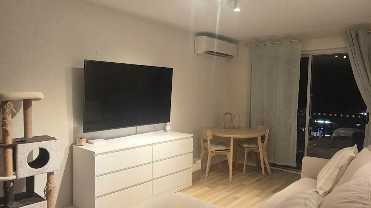 Unfurnished room in a flatshare