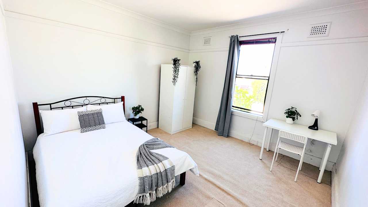 Furnished room in a flatshare