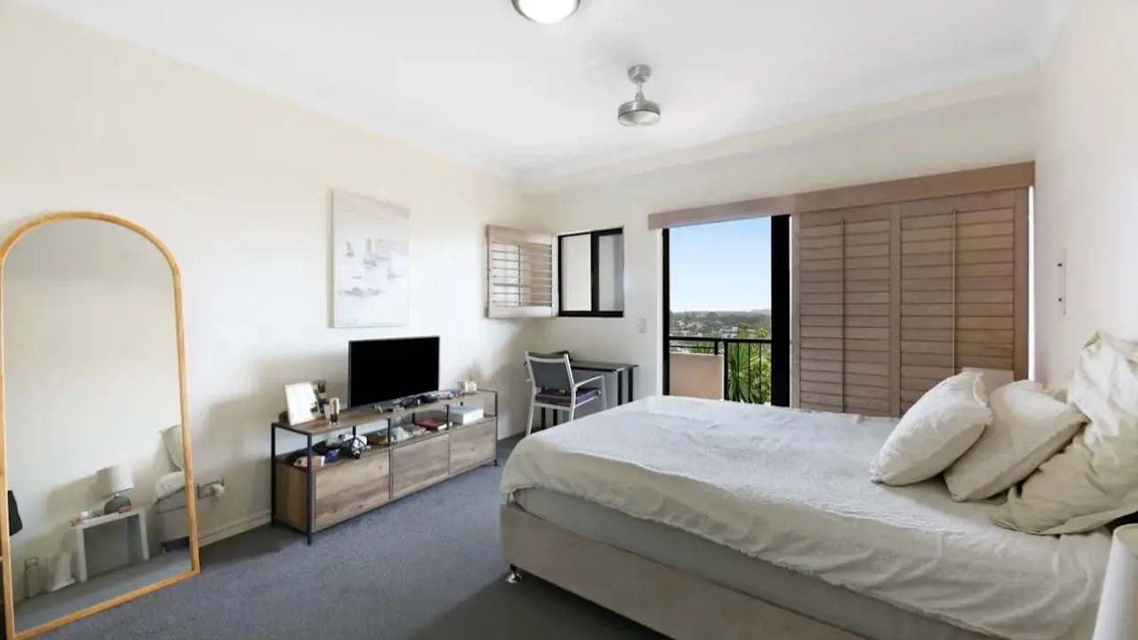 Furnished room with ensuite in a flatshare