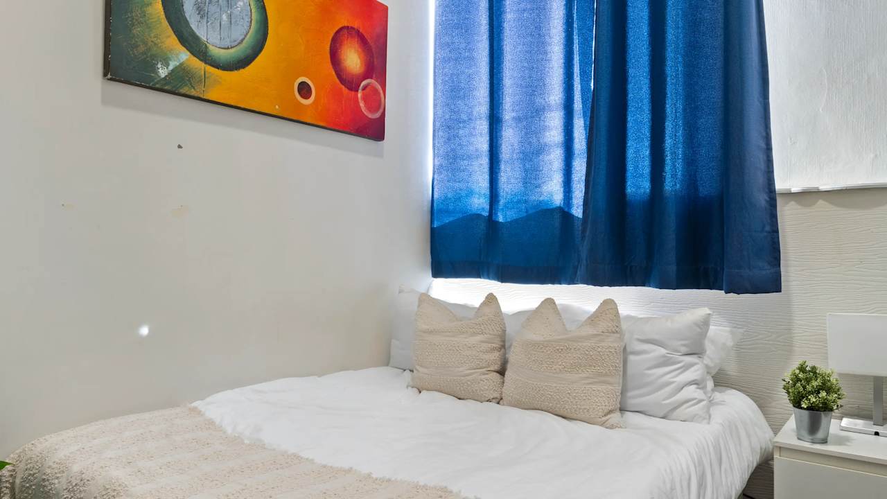 Furnished room in a flatshare