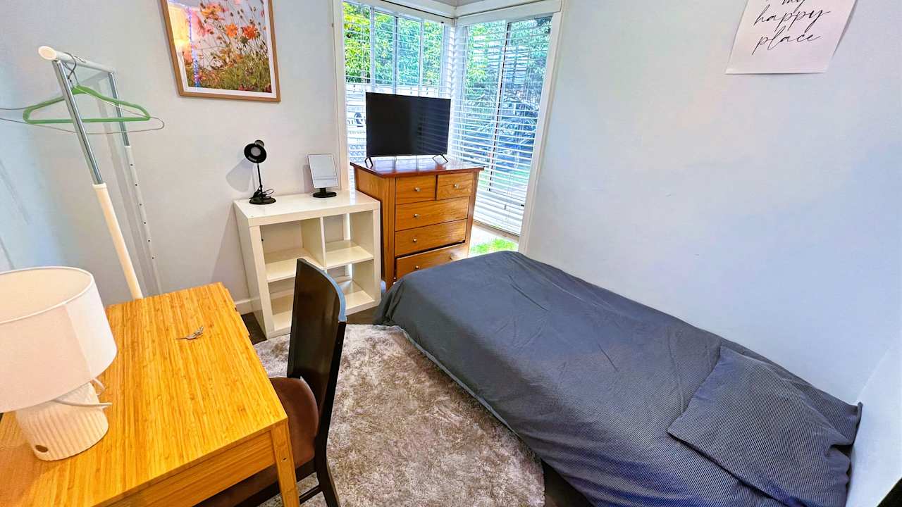 Furnished room in a flatshare