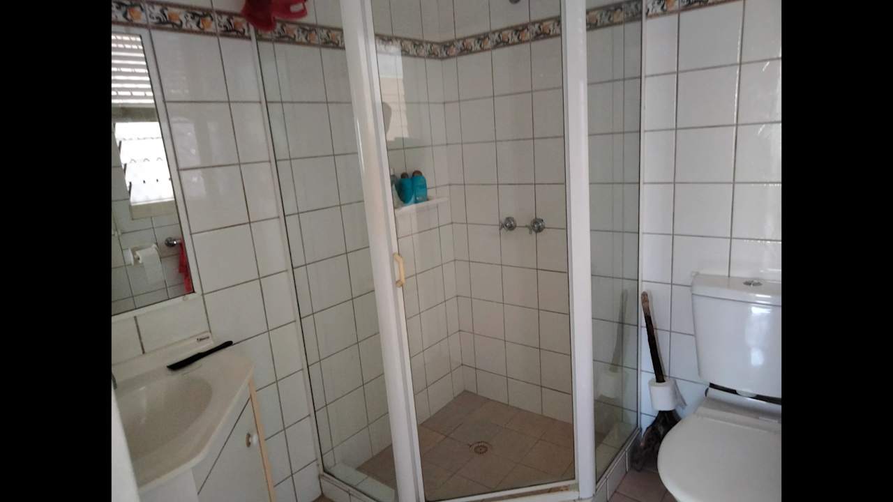 Room in a share house