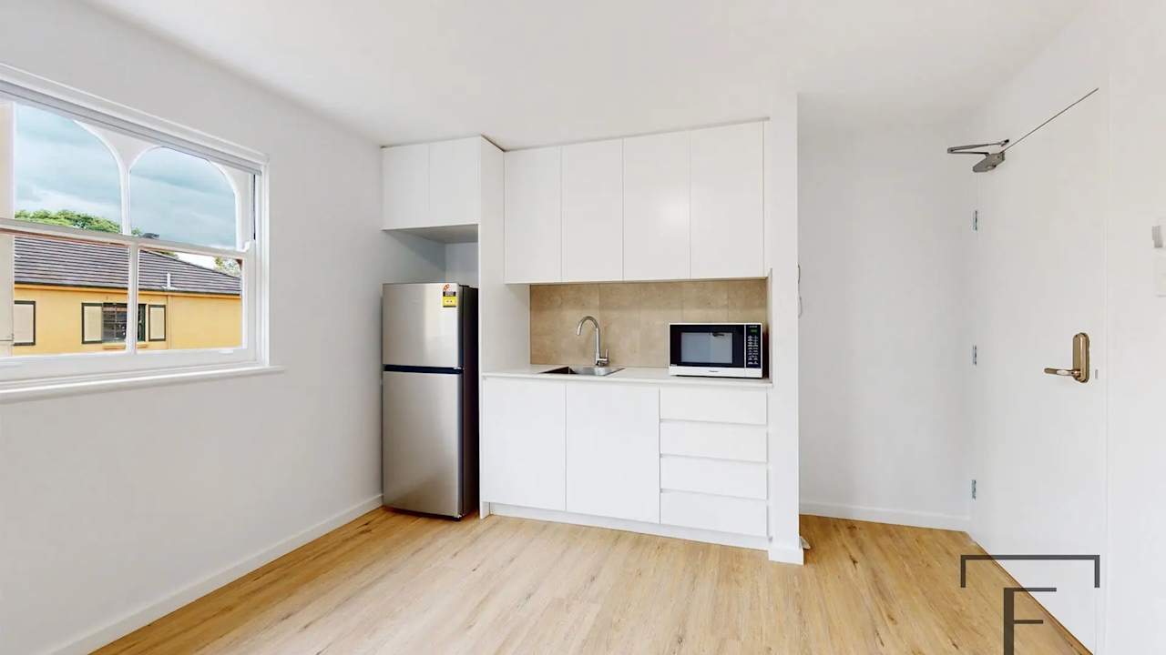 Unfurnished room studio flat for rent