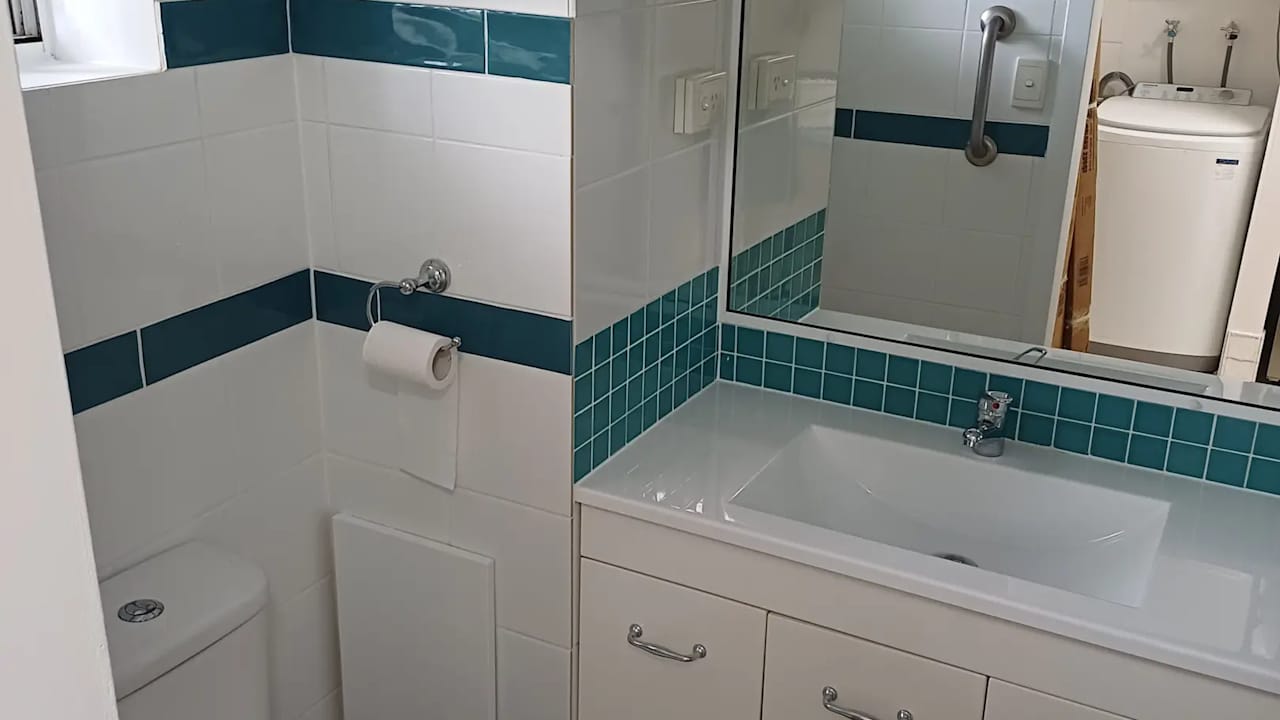 Unfurnished room studio flat for rent