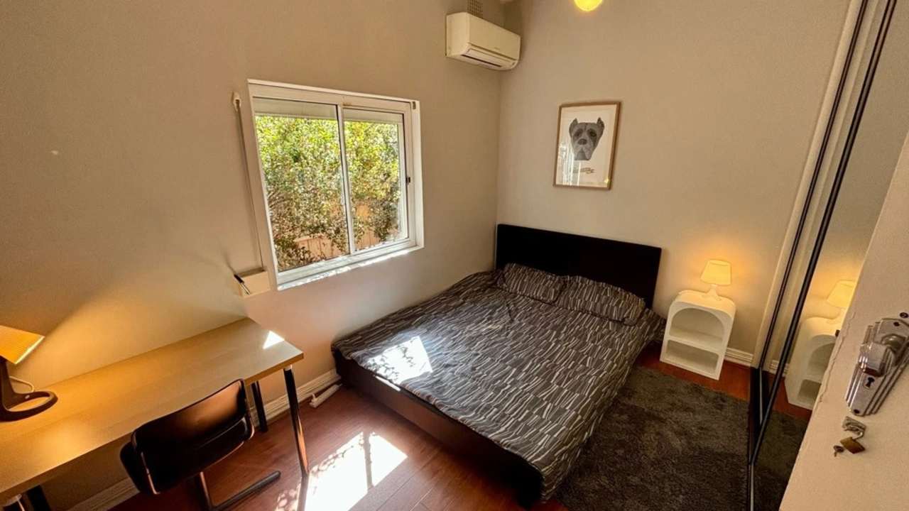 Room in a share house