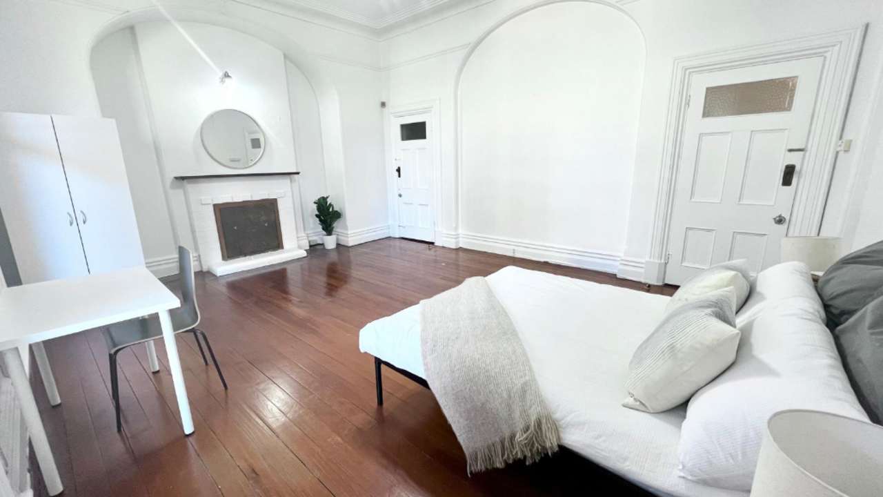 Room in a share house