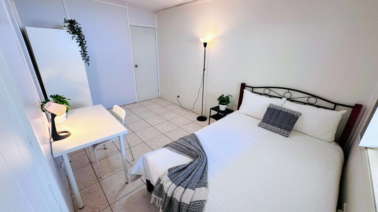 Furnished room in a share house