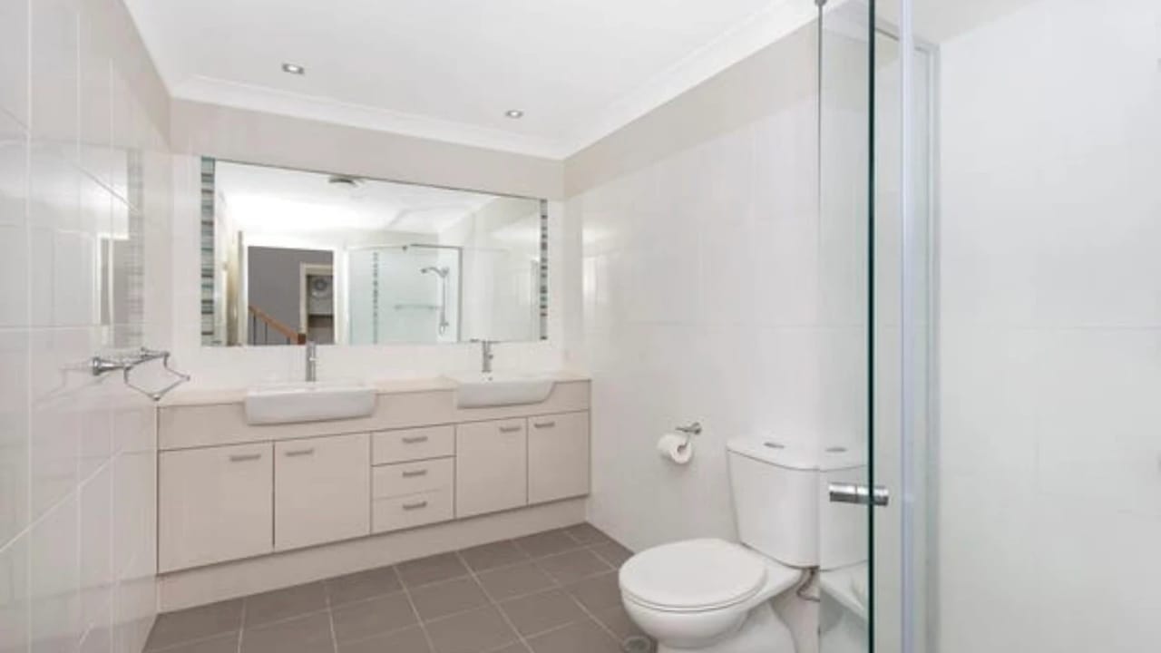 Unfurnished room in a flatshare