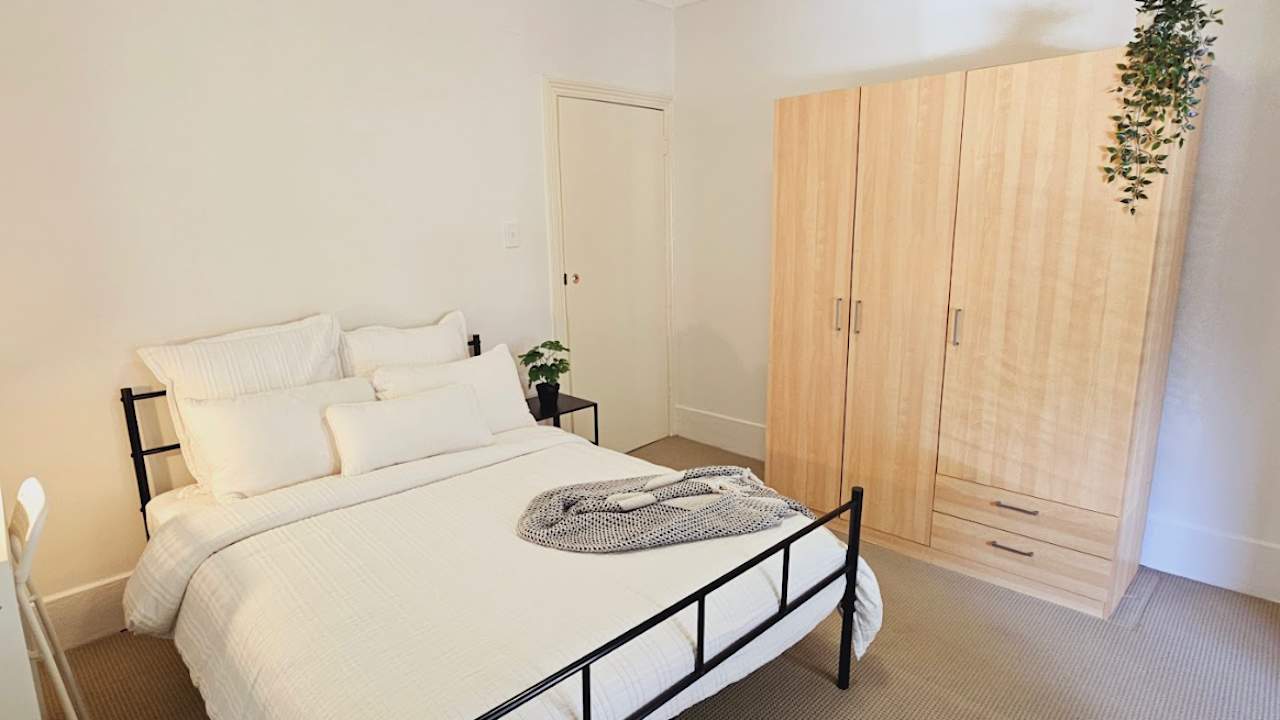 Furnished room in a flatshare