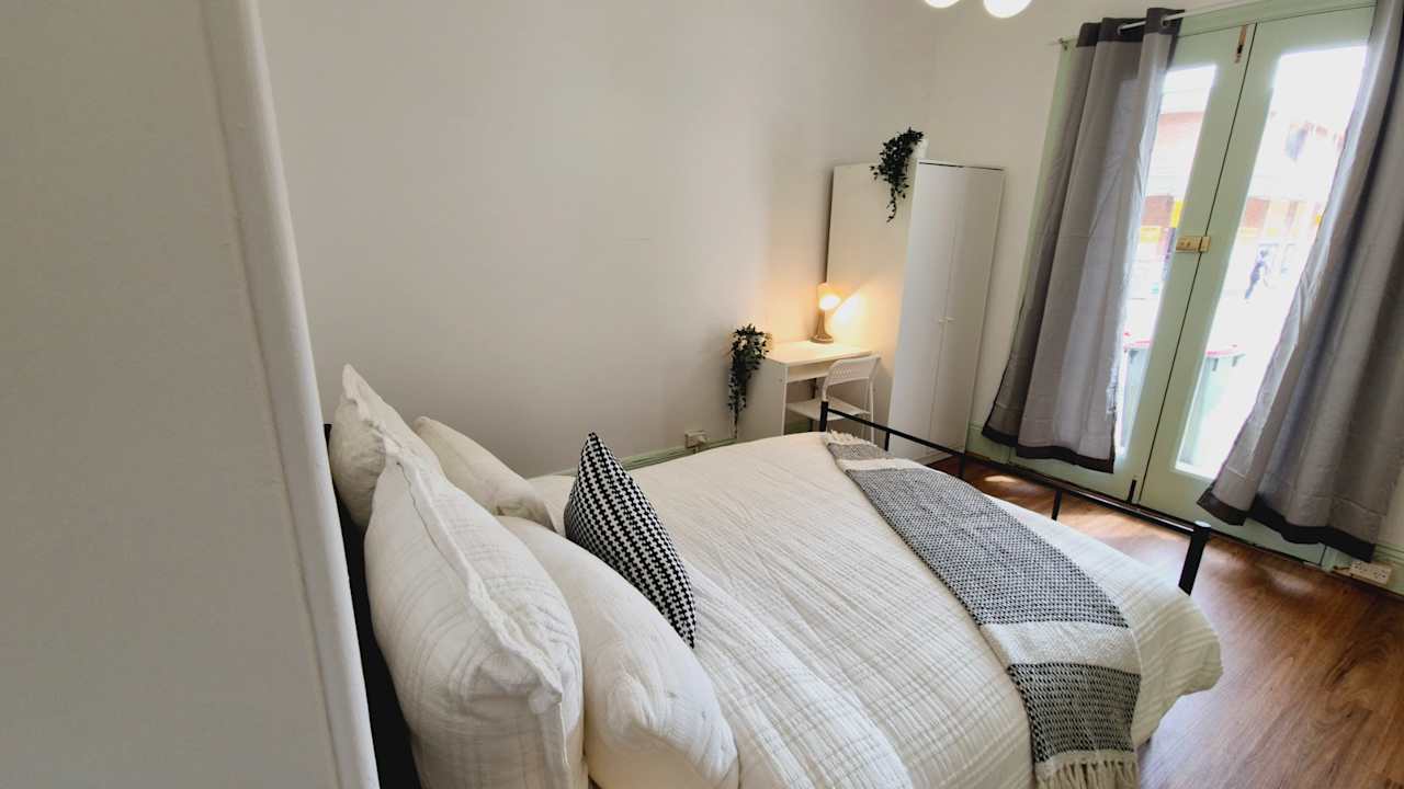 Furnished room in a flatshare
