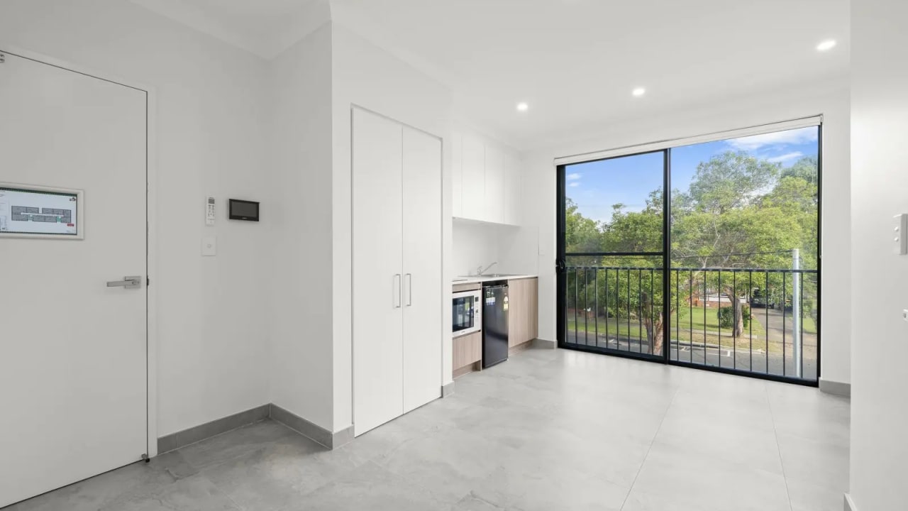 Unfurnished room studio flat for rent