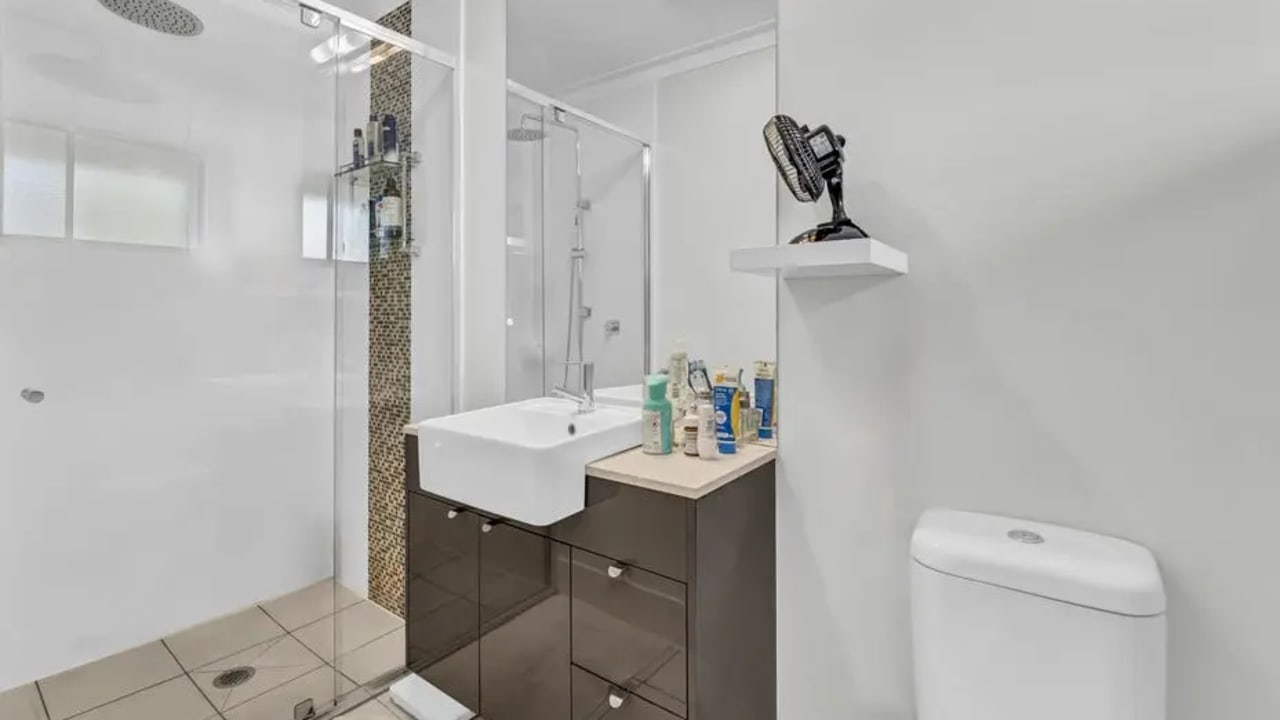 Unfurnished room with ensuite in a flatshare
