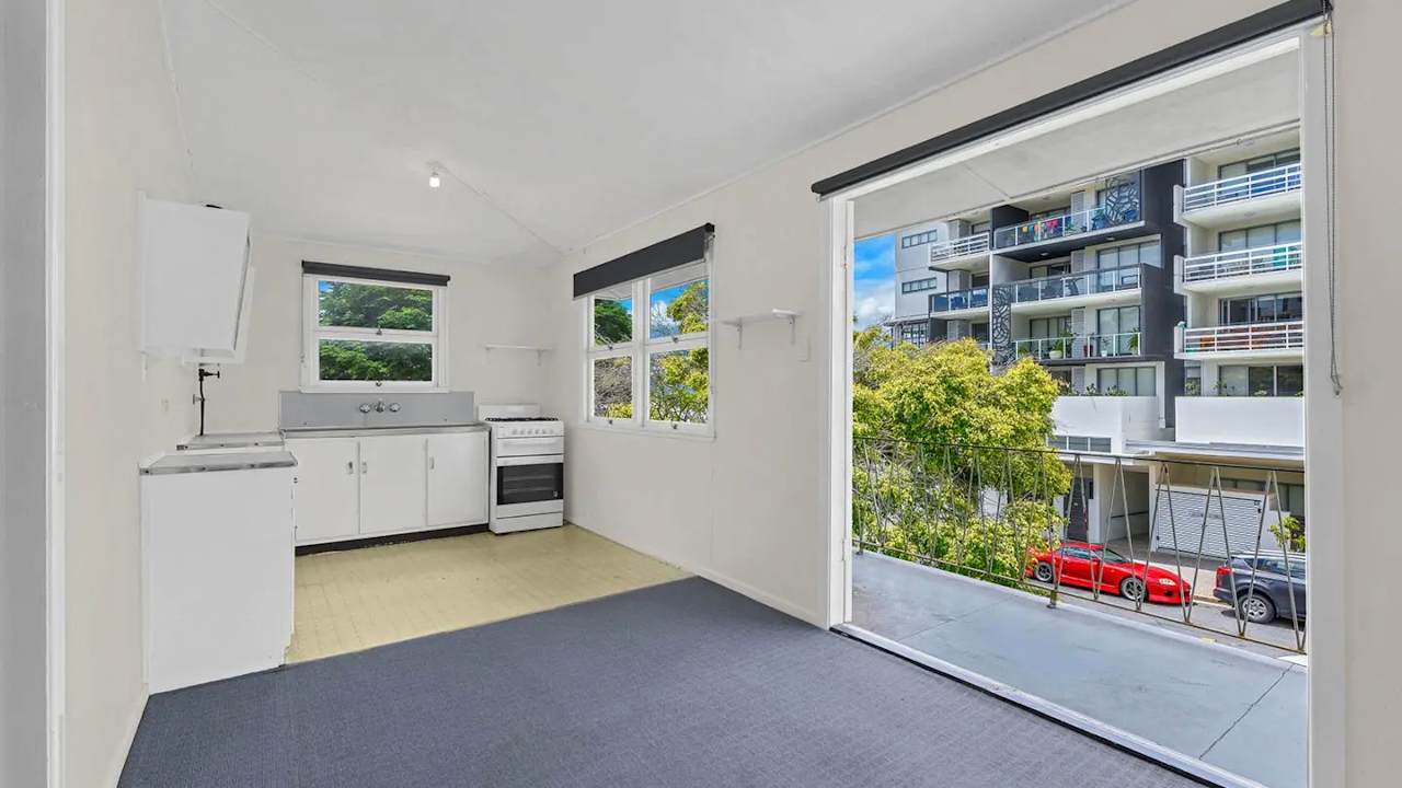 Unfurnished room studio flat for rent