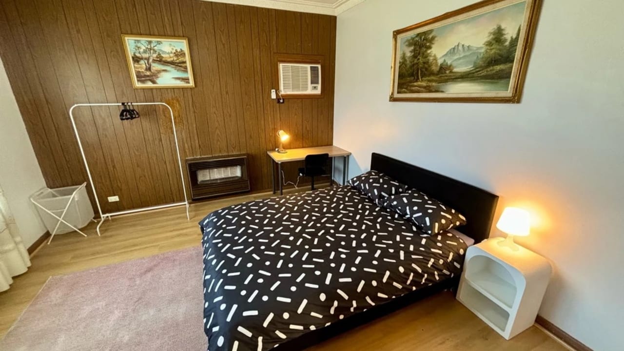 Room in a share house
