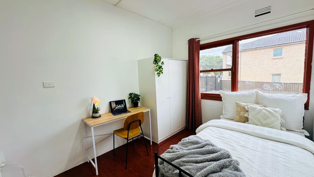 Furnished room in a flatshare