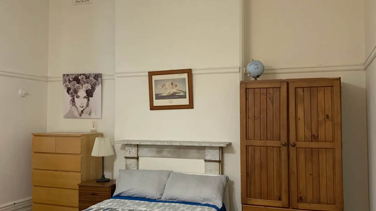 Furnished room in a share house