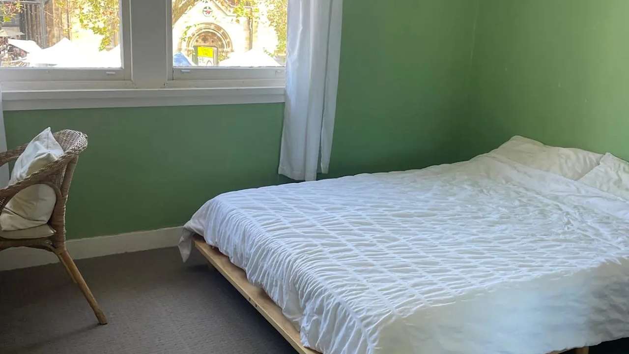 Furnished room in a flatshare