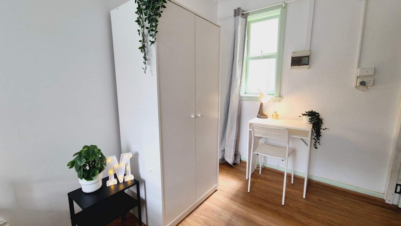 Furnished room in a flatshare