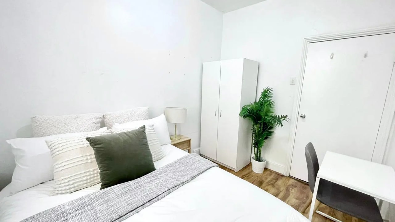 Room in a share house