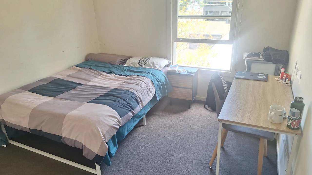 Furnished room in a flatshare