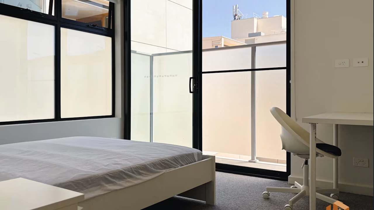 Furnished room with ensuite in a flatshare