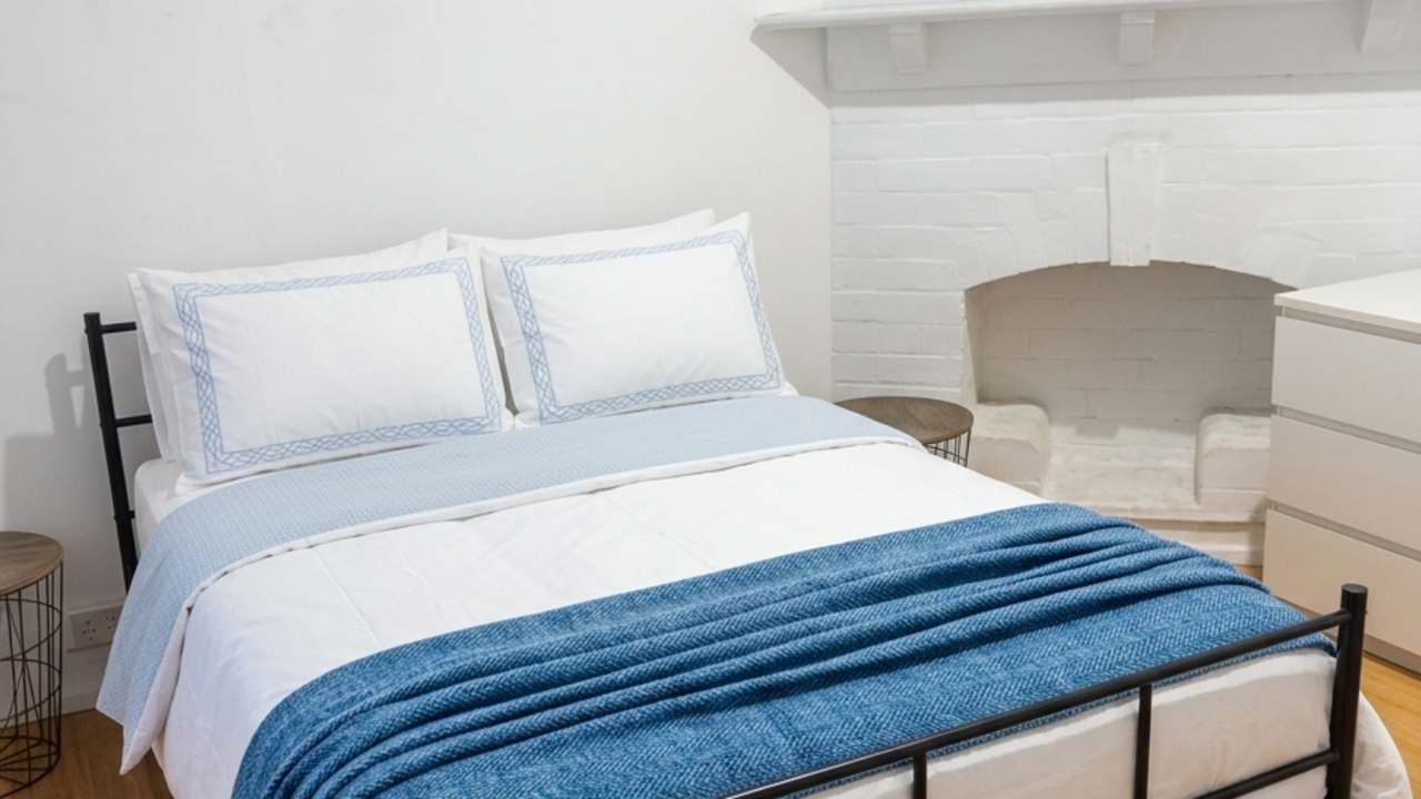 Furnished room in a flatshare