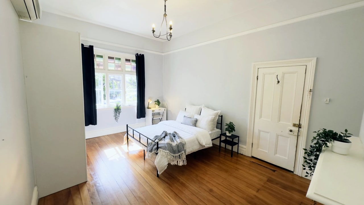 Furnished room in a flatshare