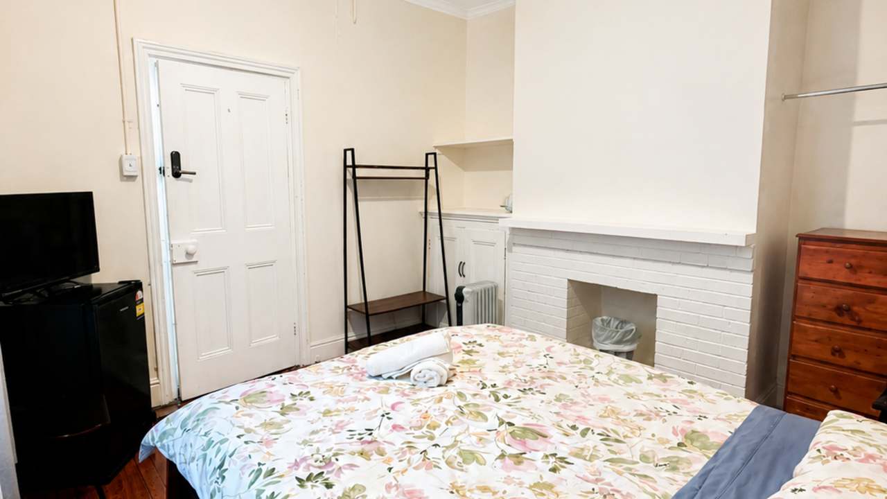 Furnished room in a flatshare