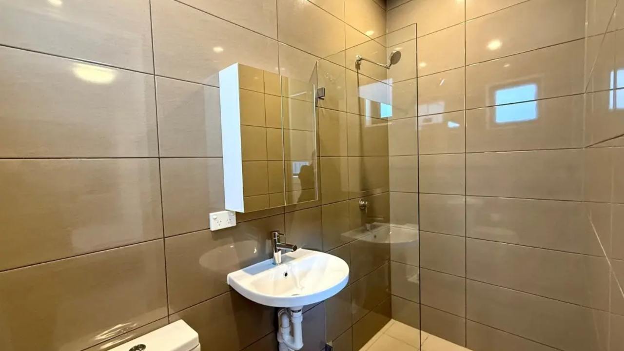Furnished room with ensuite in a flatshare