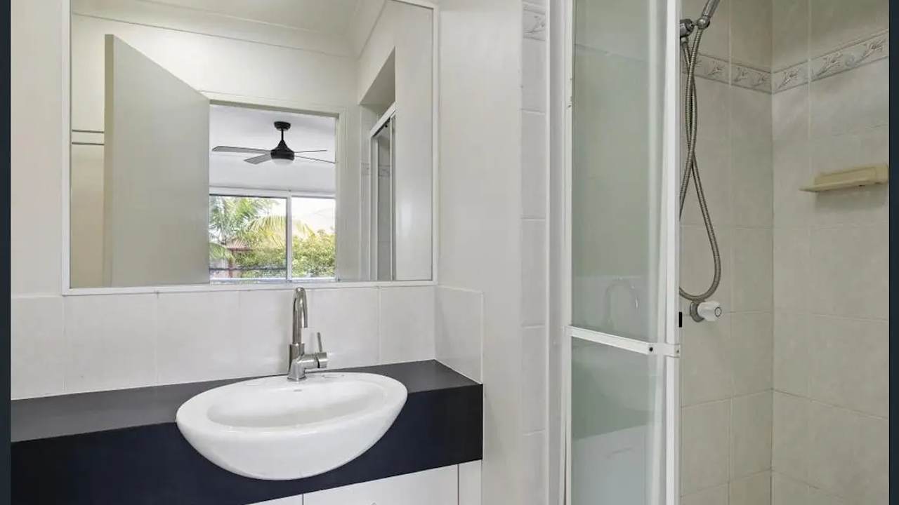 Furnished room with ensuite in a flatshare