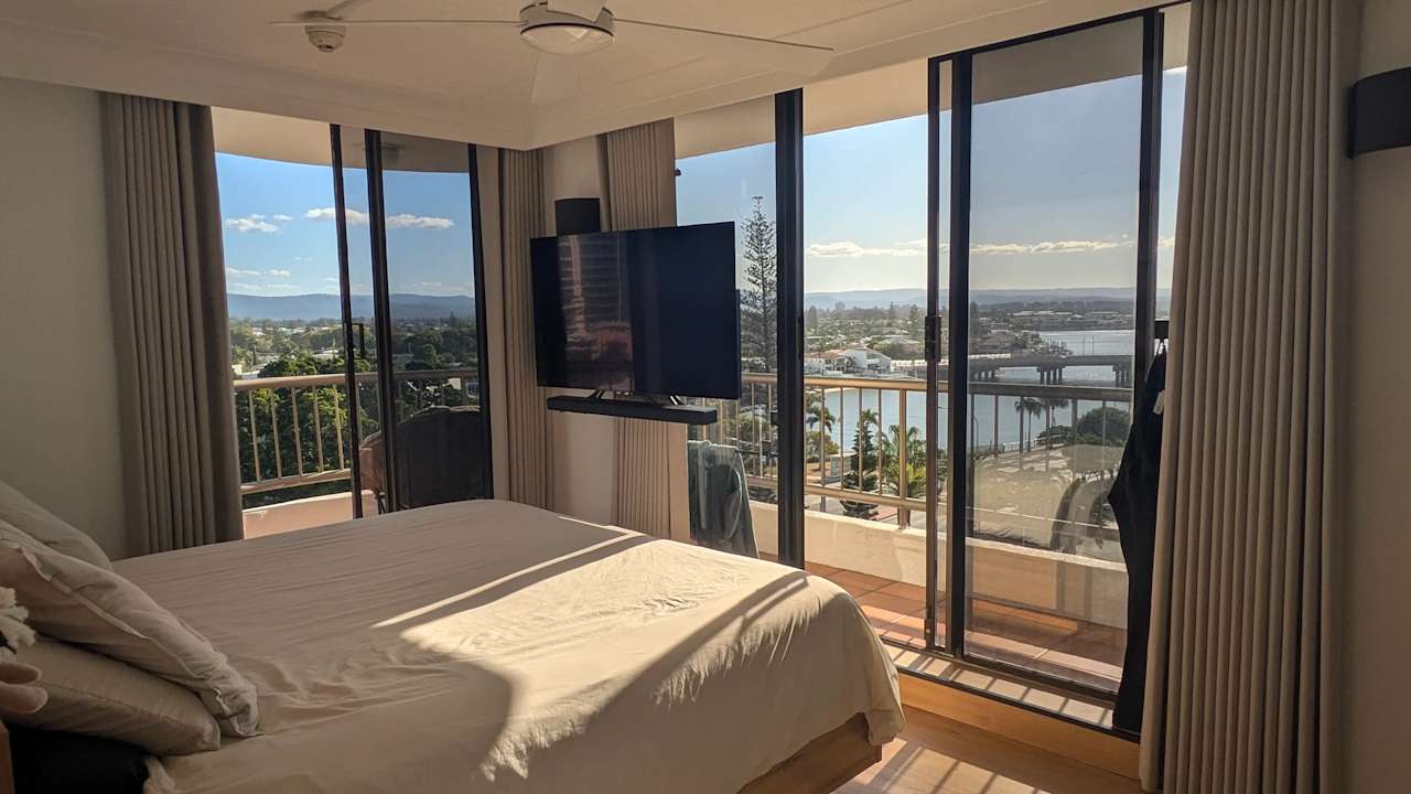 Furnished room with ensuite in a flatshare