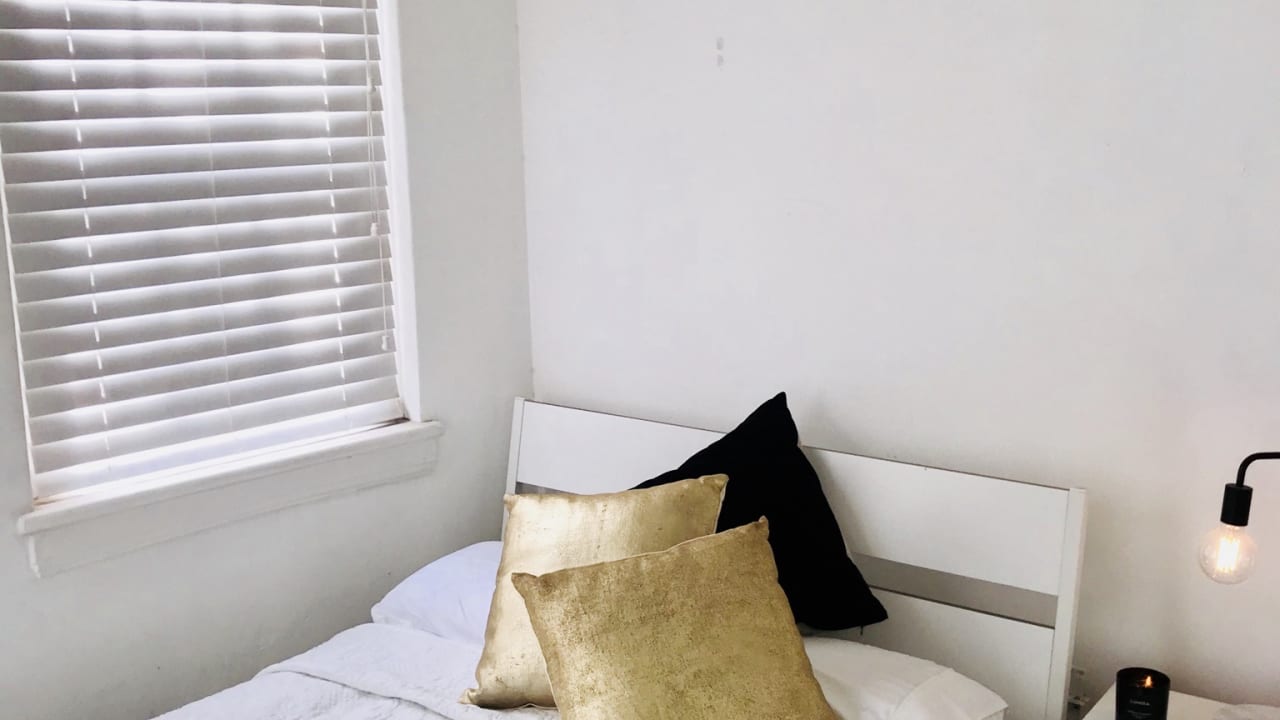 Furnished room in a flatshare