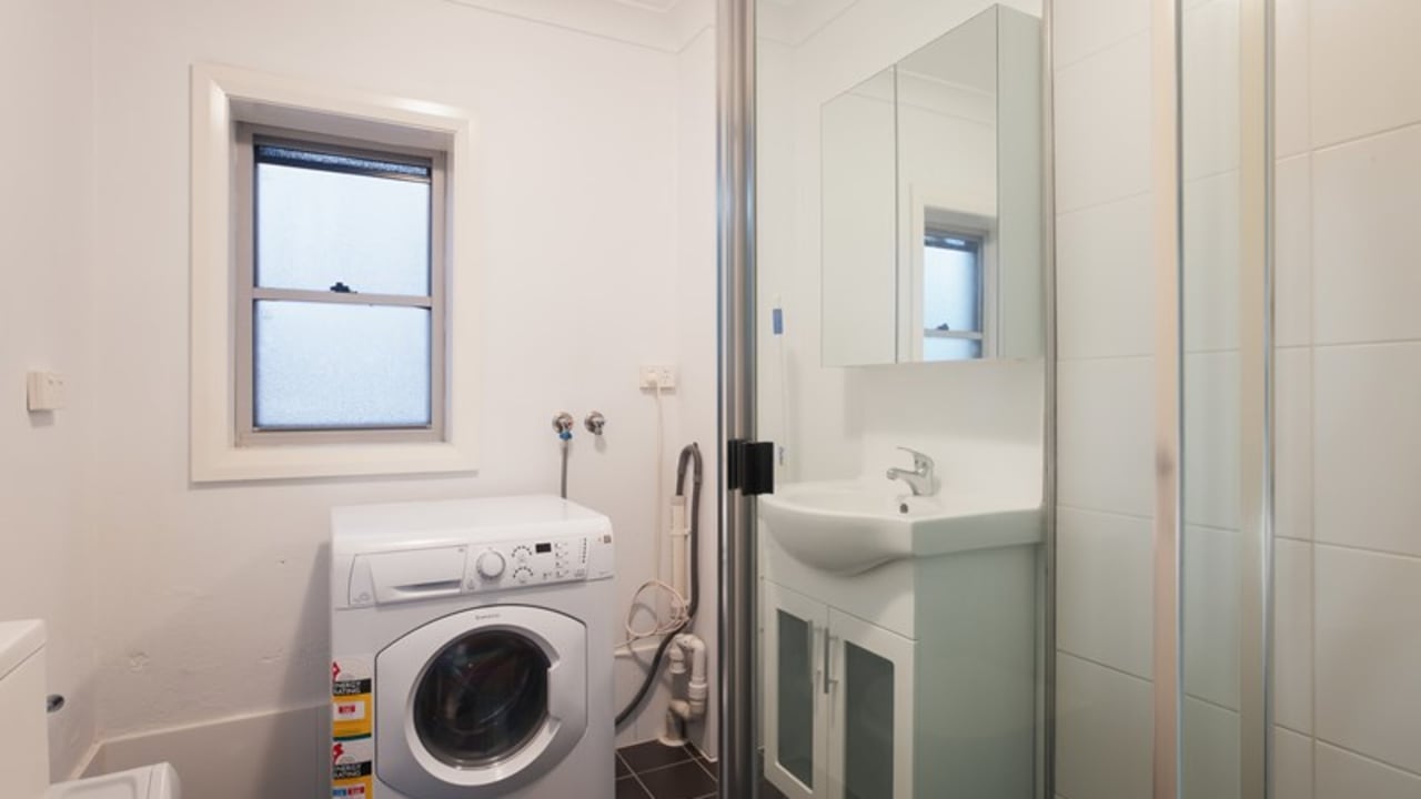 Furnished room with ensuite in a flatshare