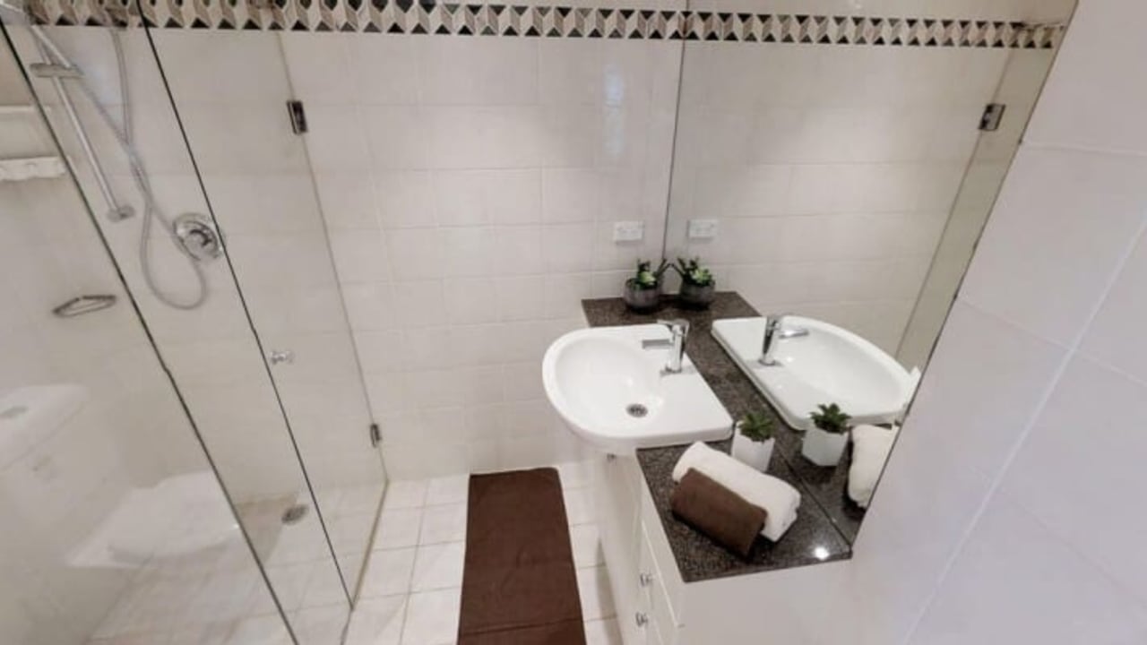 Furnished room with ensuite in a flatshare