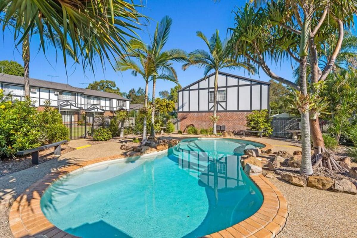 Whole Property for Rent in Ewing Road, Woodridge, Br...